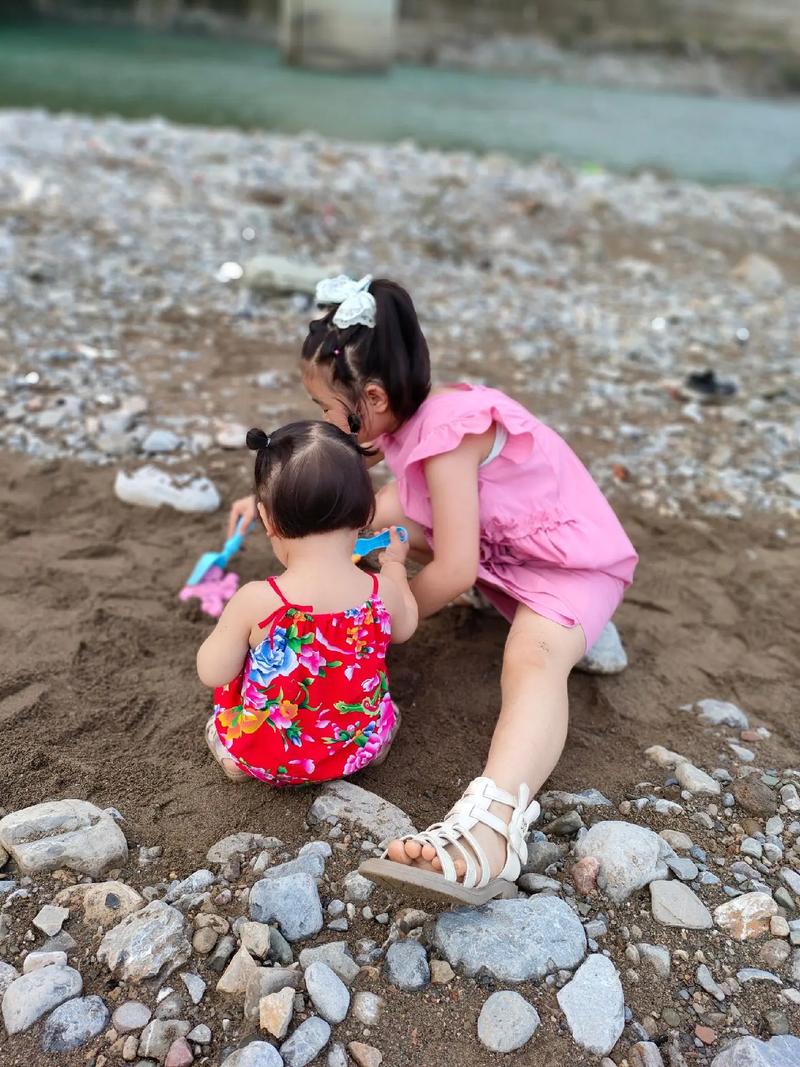 女童玩沙被困分沙器;小孩玩沙子视频