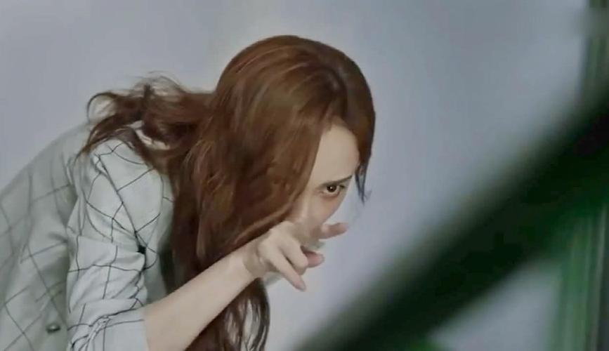 老人假扮少女乞讨;老人假扮少女乞讨视频